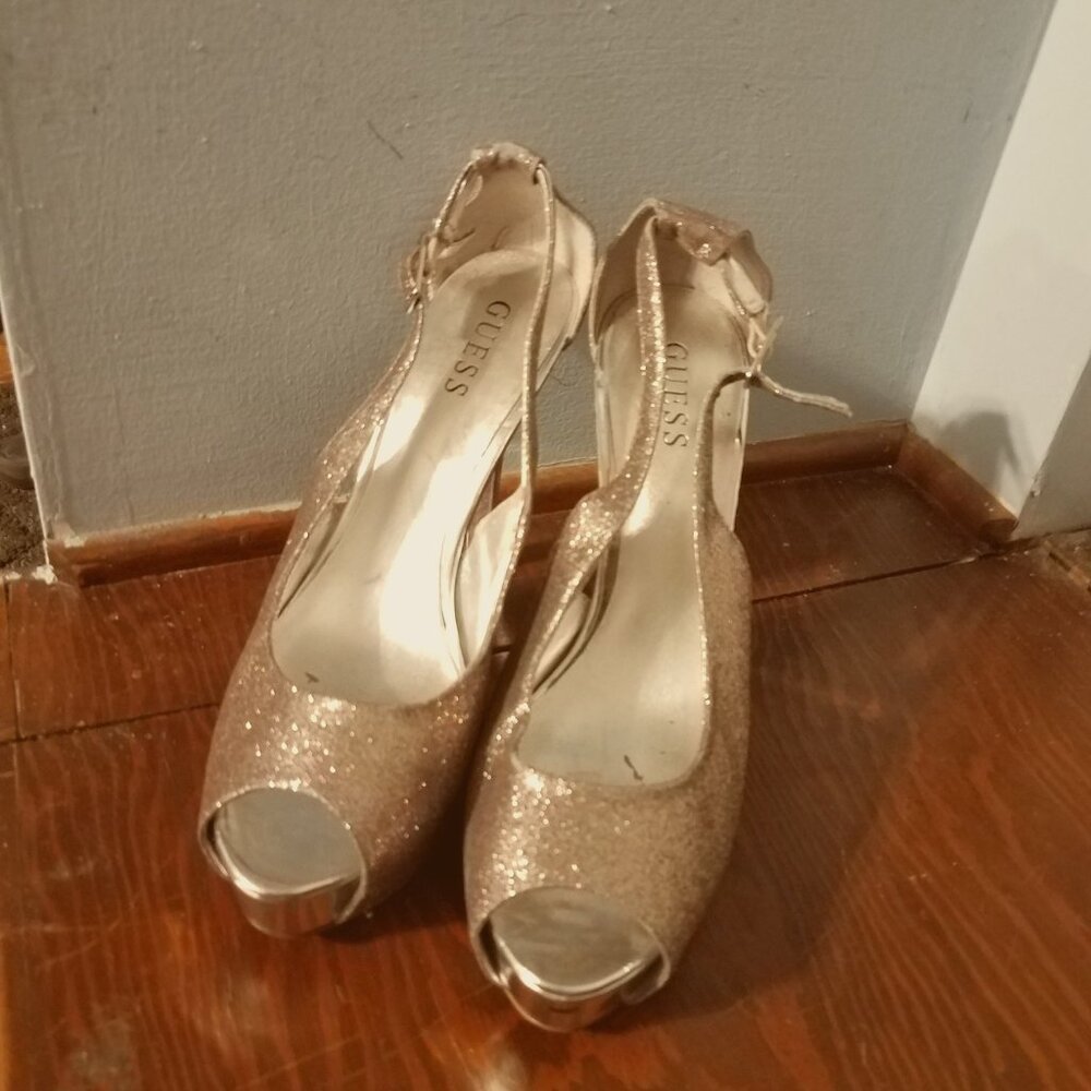 Guess Womens Layla heeled sandal,  gold shimmer, 9M